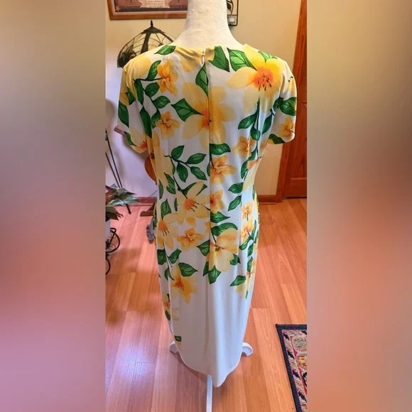 Maggy London Sheath White Dress with Yellow and Green Floral Design Size 12 - Picture 2 of 13